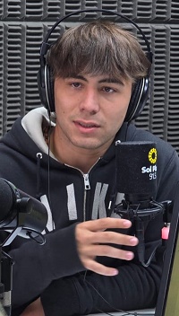 Francisco "Pancho" Peisojovich en el estudio de Radio Sol Play 91.5, con auriculares y frente al micrófono durante su participación en el programa Línea de Tres.