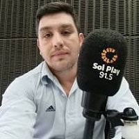 Gonzalo Pasquet, periodista deportivo, en el estudio de Radio Sol Play 91.5, Santa Fe