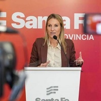 Virginia Coudannes, vocera del Gobierno de Santa Fe, durante la entrevista en el programa Línea de Tres de Radio Sol Play 91.5 sobre los Juegos Suramericanos Santa Fe 2026